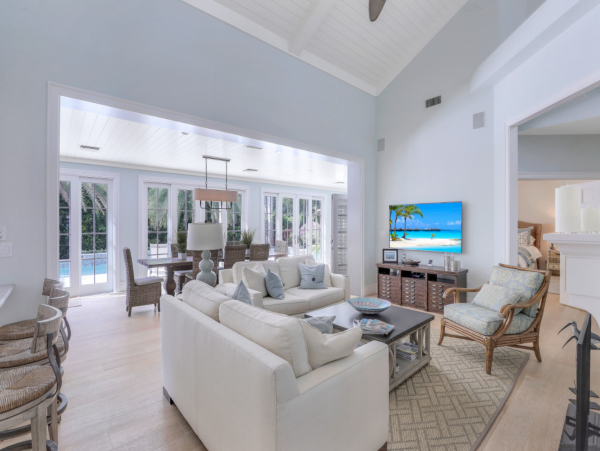 Luxurious Retreat with a Pool in Olde Naples, Steps from the Beach